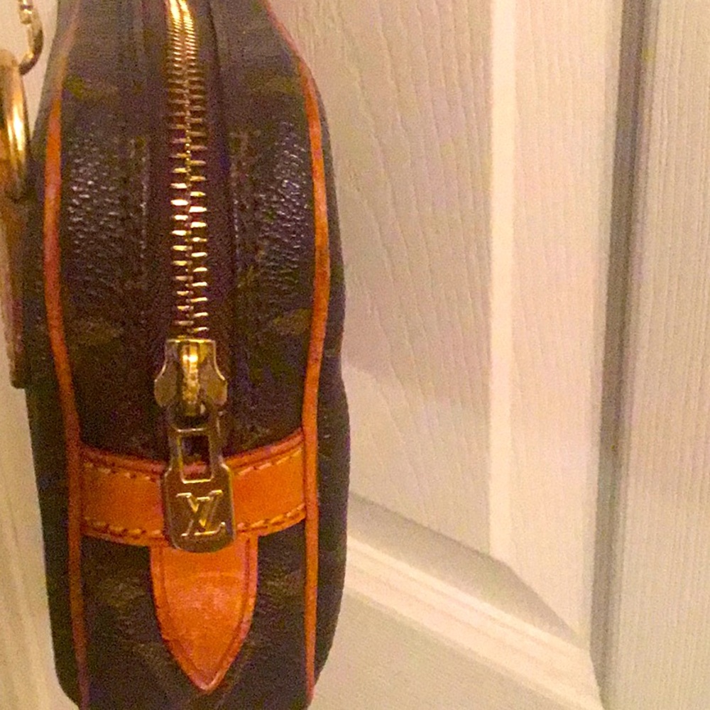 💯% real LOUIS VUITTON, crossbody/ cosmetic Monogram bag🦋 - Picture 2 of 6